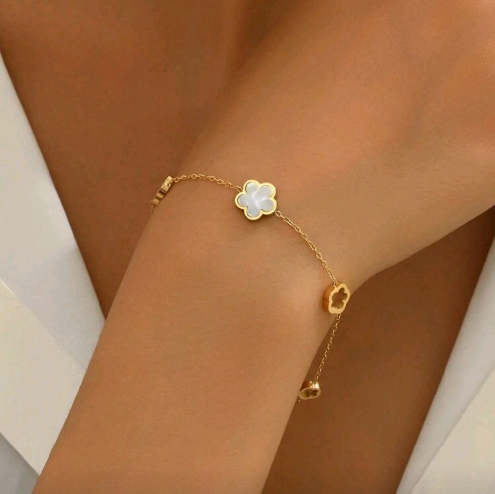 Elegant Gold and White Clover Bracelet